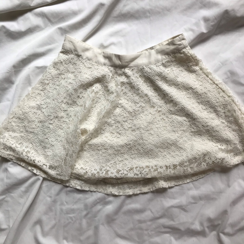 WHITE LACE SKIRT